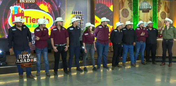 Los parrilleros tienen que buscar entre todos los productos el sobre donde viene el número de estación