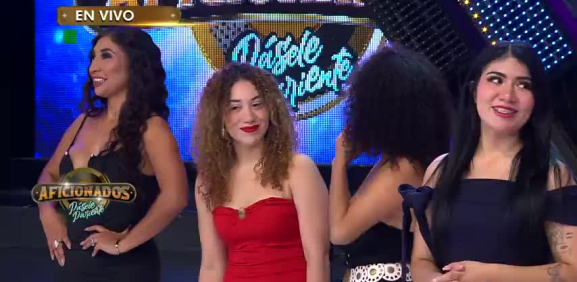 Pollo le intenta conseguir novia al participante