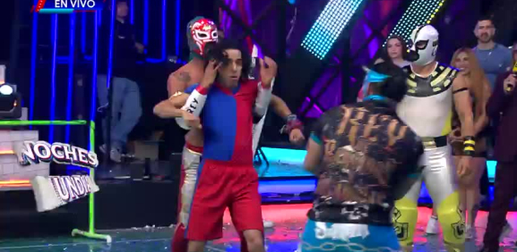 El comediante y su equipo logran ganar a los luchadores
