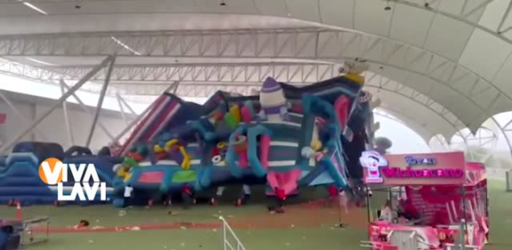 Brincolín es arrastrado por el viento con niños dentro