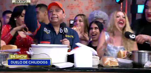 El comediante sorprende al derrotar a las 2 chicas de la reta en esta batalla culinaria