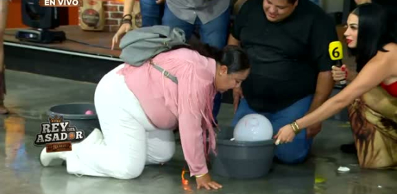 Mamá salva a parrillero de castigo en el Rey del Asador
