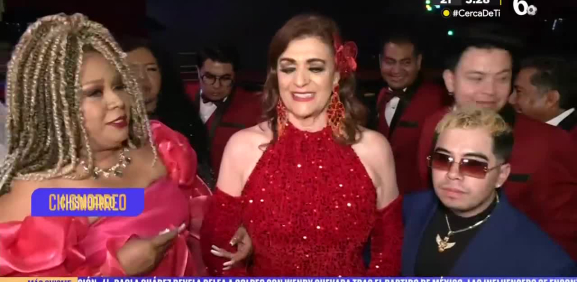 Famosos son galardonados con "El Micrófono de Oro"