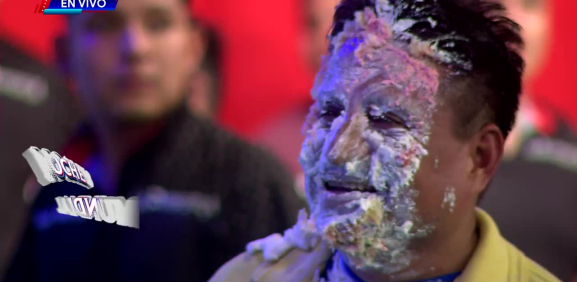 Arman guerra de pasteles con regalo de Ernesto Chavana