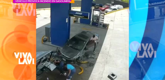 Vehículo provoca incendio en gasolinera