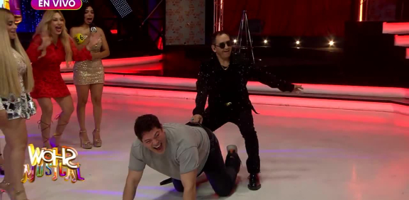 El conductor sorprende con tremendos pasos de baile