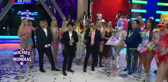 El personaje del momento es sorprendida con un pastel