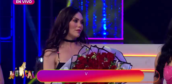 Tremenda sorpresa para la conductora al ver ramo y una propuesta muy difícil de rechazar