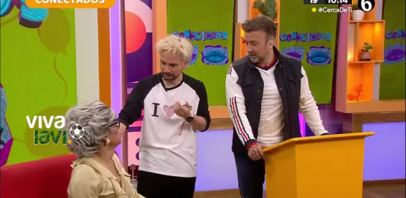 La Maestra Resurrección y Chicken se 'agarran' en vivo