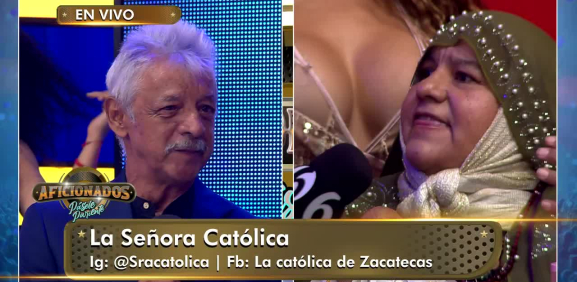 La Señora Católica recibe un beso de señor 'chavo ruco'
