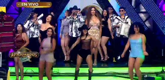 Priscila sufre fuerte caída con pollo en programa en vivo