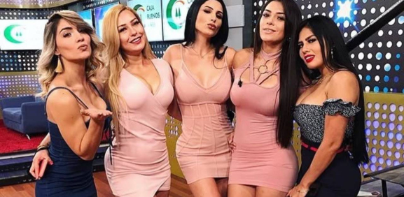 La conductora habla con las 5 de 5 como Anel, Nataly, Ruby y Jenni