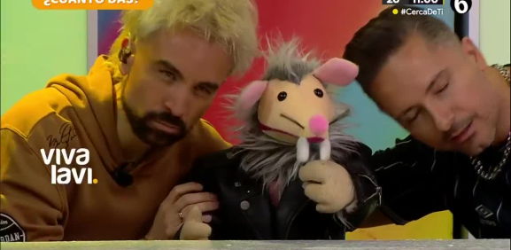 ¿Beso de tres entre conductores?