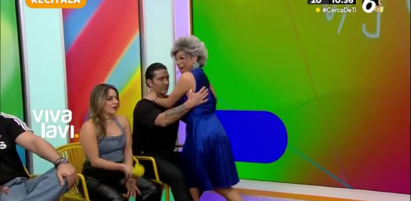 La Maestra Resurrección se pasa de coqueta en vivo