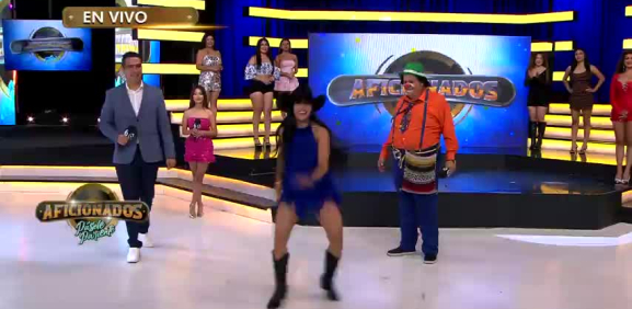 Esta chica demuestra sus buenos pasos de baile