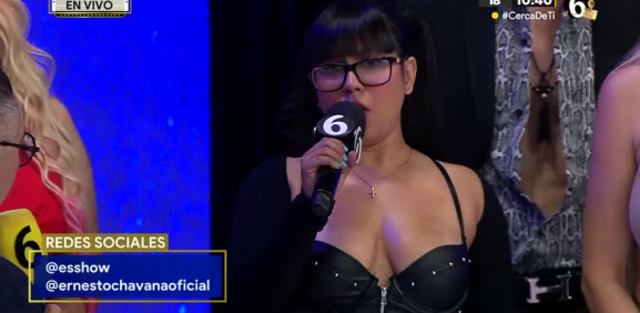La sensual chica abre su corazón