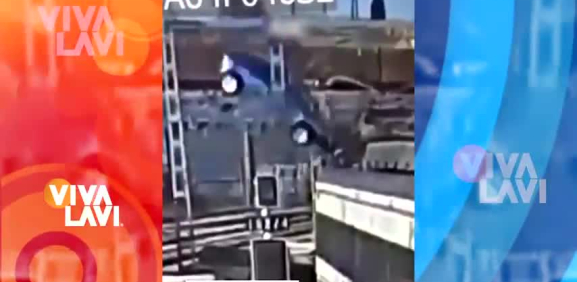 Conductor sale ileso tras caer a las vías del tren con su auto