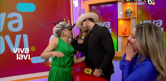 César Quezada queda 'flechado' por la Maestra Resurrección