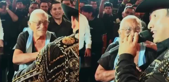 Julión Álvarez comparte shot con 'abuelita' durante concierto