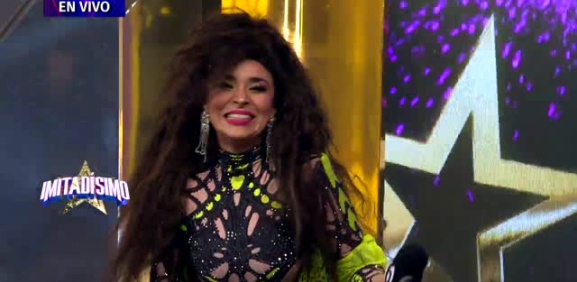 La directora saca la garra de su talento en la imitación en voz y presencia escénica
