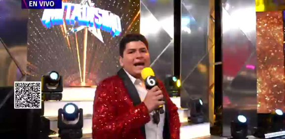 El chico del Backstage así llegó al programa y su saco fue comparado con el conductor de la loca cafetería