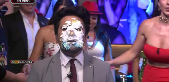 Gabo Ramos recibe pastelazo de cumpleaños