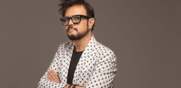 Aleks Syntek se disculpa y asegura se va de México