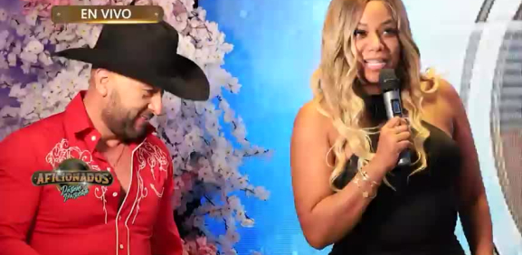 Priscilla "La Gitana" roba miradas con apretado vestido