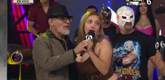 El luchador hace de todo para impedir que estén juntos