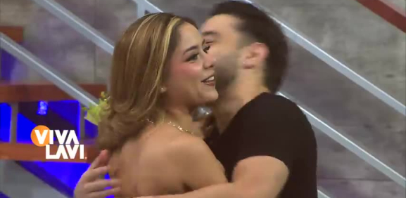 Jerry Hernández sorprende a Nathali con flores