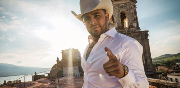 “El Gallo” Elizalde recibe mención honorífica por su impacto social y trayectoria