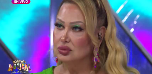 La señora Laura sorprendió con unos hermosos ojos azules