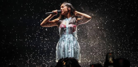 Olivia Rodrigo sorprende con su vestuario durante concierto