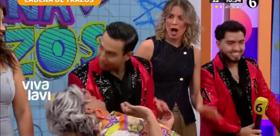 La Maestra Resurrección recibe serenata de "La Arrolladora Banda El Limón"
