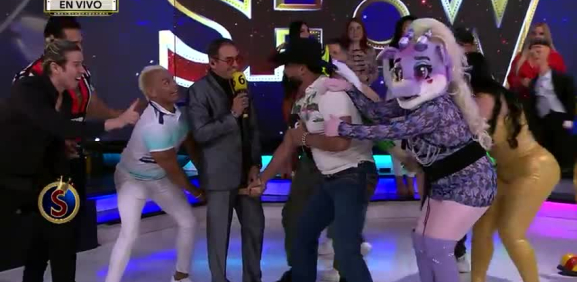 Mafioso y los luchadores quieren hacerle tremenda broma a Chavana