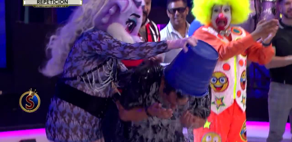 Renata le da tremendo remojón a Chencho