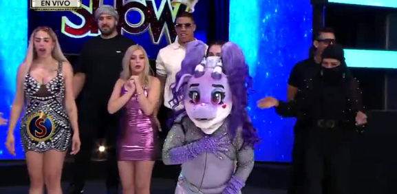 Zumbido aprovecha un descuido del personaje y le rompe todo el vestuario en pleno programa