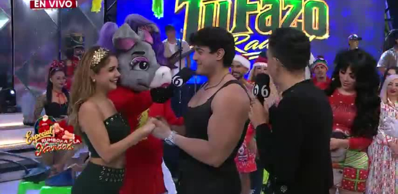El chico de 'Es Show' queda sorprendido con la belleza de la conductora de las mañanas