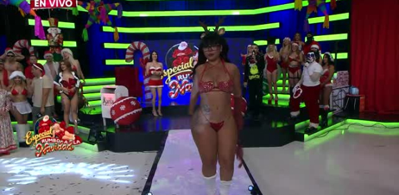 La sensual chica de 'Es Show' sorprende con pasarela navideña