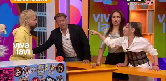 Tachan a Chiken de migajero y traicionero