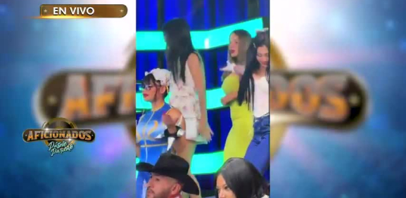 Una de las edecanes cae de una gran altura