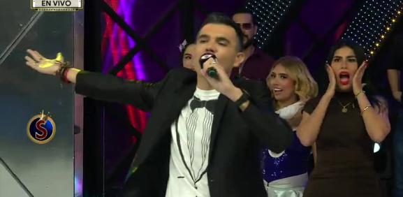 Por motivo que el señor Chavana está de vacaciones Ángel regresa a 'Es Show' por una semana