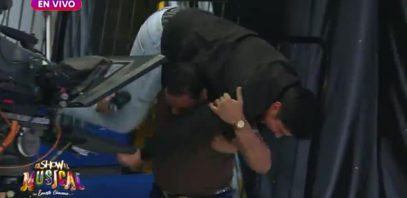 El luchador se pone intenso y violento con el staff del programa
