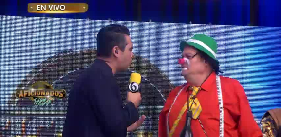 Participante le canta al Pollo