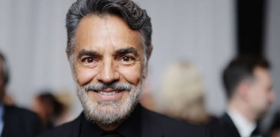 Eugenio Derbez comparte emotivo altar para sus seres queridos