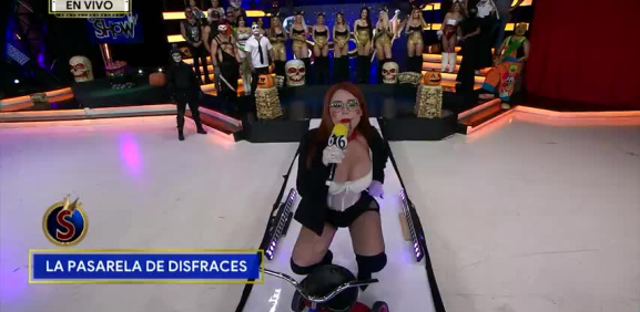 La chica deslumbra con su pasarela de disfraces