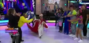 Altonio llega como mini Freddie Mercury