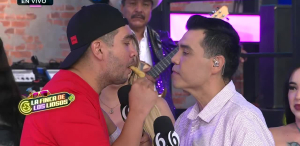 'El Pollo' y Ángel viven romántico momento de la flauta del amor