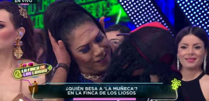 'La Muñeca' se pone atrevida con este beso