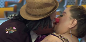 Payaso Bola le da tremendo beso a participante